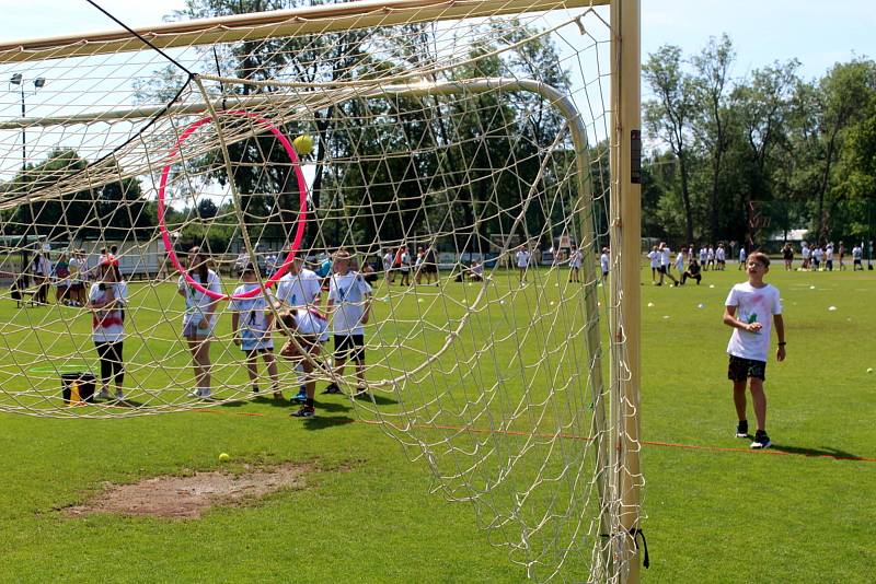 Sportovní týden pro nymburské děti připravili organizátoři na nymburském Vesláku. Ve středu dorazili šesťáci ze všech základních škol.