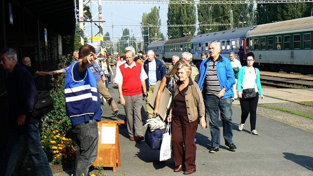 Cestující v Poděbradech přestupují z vlaků na autobus a opačně