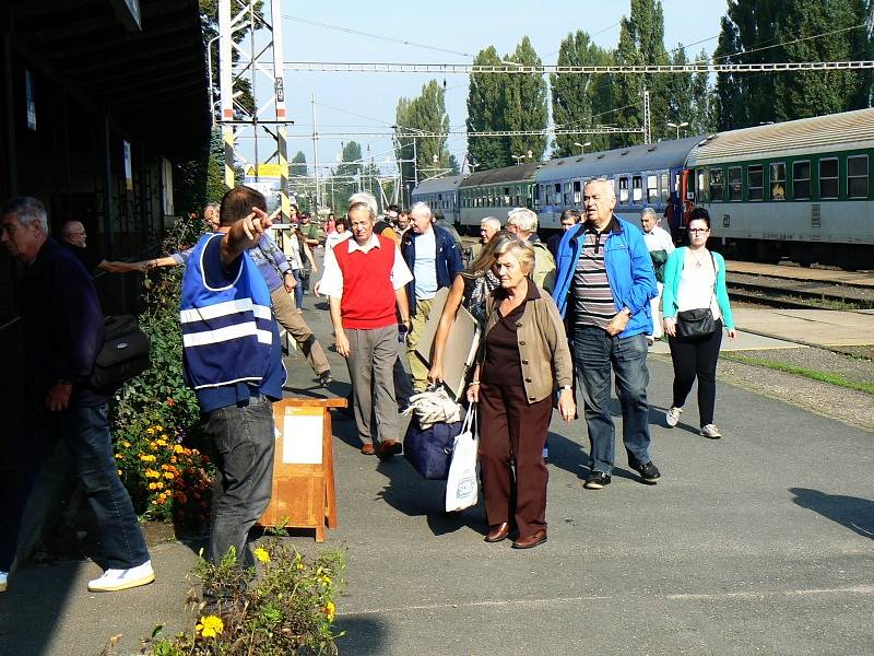 Cestující v Poděbradech přestupují z vlaků na autobus a opačně