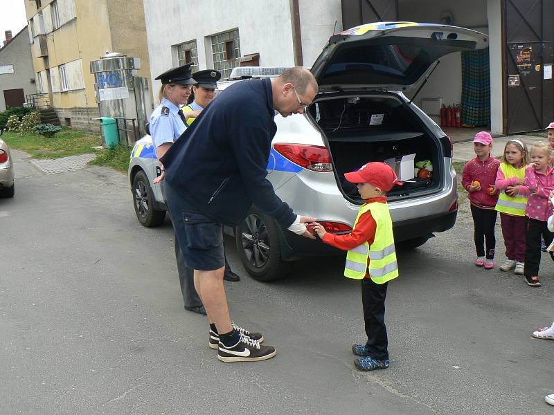 Při dopravní akci asistovaly děti z Kostelní Lhoty
