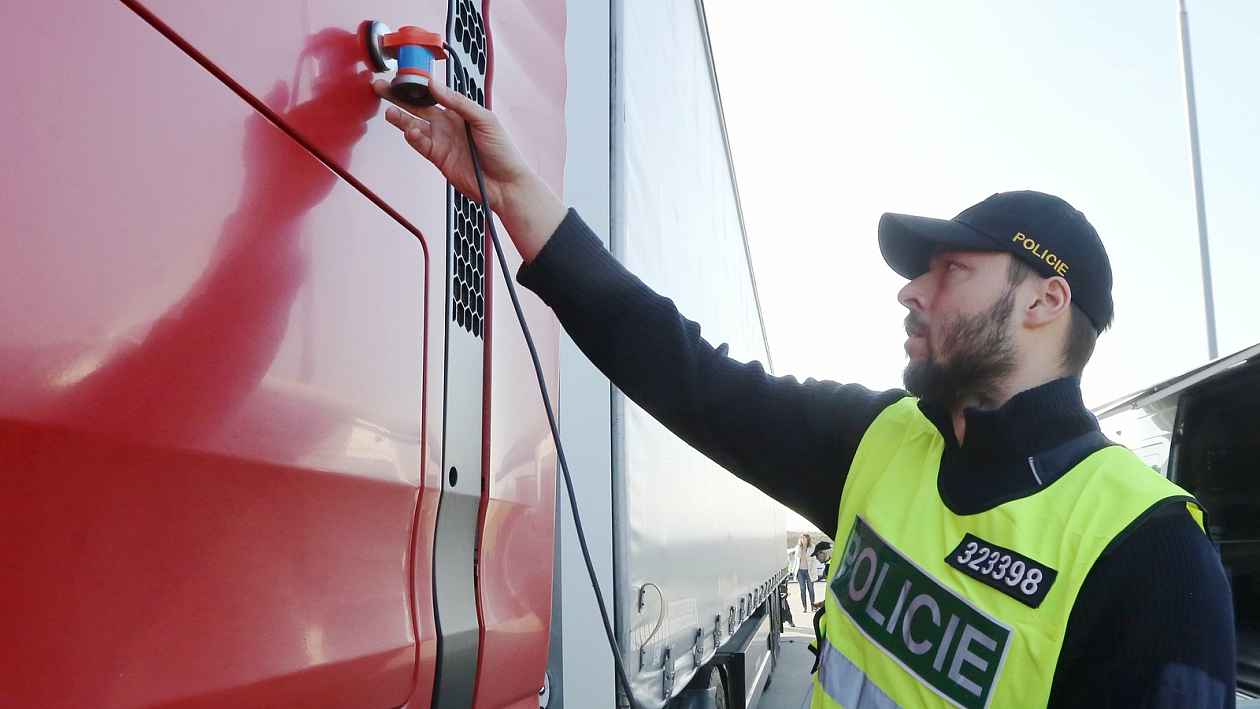 Postrach kamioňáků: vykrádali auta na Vysočině. Kvůli stresu z války na Ukrajině