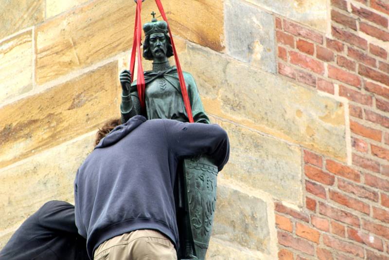 Na své původní místo byla bronzová socha svatého Václava za pomoci jeřábu vrácena ve středu před polednem.