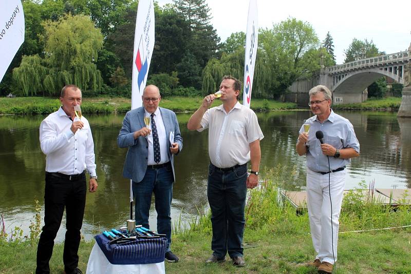 Ačkoliv stavební práce na místě probíhají už od pondělí, ve čtvrtek odpoledne došlo na oficiální zahájení stavby přístaviště pro osobní lodě v Nymburce pod Šafaříkovým mlýnem.