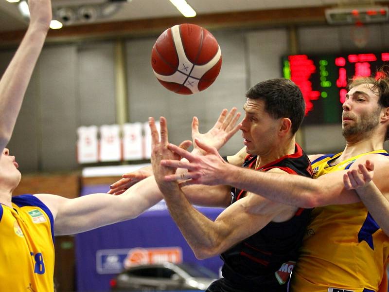 Z basketbalového utkání Final 8 Českého poháru Nymburk - Opava (128:72)