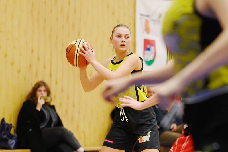 Z basketbalového utkání celostátní ligy juniorek Sadská - Brandýs nad Labem (65:60)