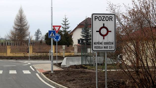 Zvláštní značka u kruhového objezdu u výjezdu z Milovic směrem k dálnici D10 se týká hlavně kamionů.