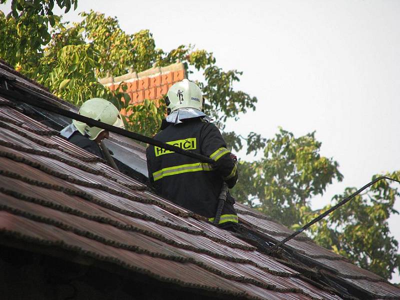 V Krchlebích hořel v sobotu rodinný dům