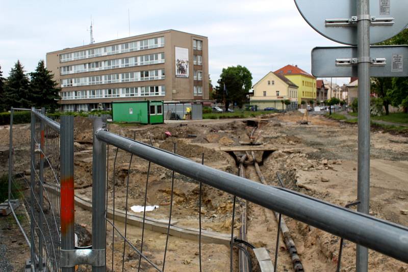 Práce na stavbě druhého kruhového objezdu už 10 dnů stojí.