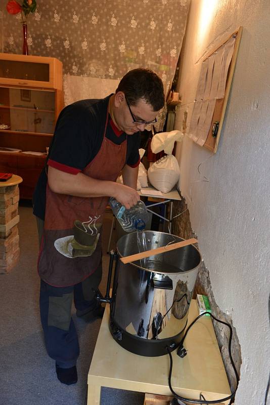 Tomáš Krátký při vaření piva v domácí varně ve Stratově. Už má za sebou několik podařených várek domácího piva.