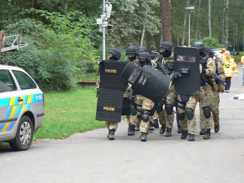 Cvičení proti teroristům v roce 2013 v areálu Školního policejního střediska v Sadské.