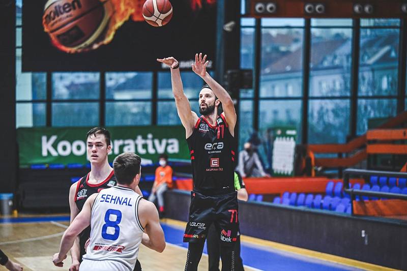 Z basketbalového utkání Kooperativa NBL USK Praha - Nymburk (80:85)