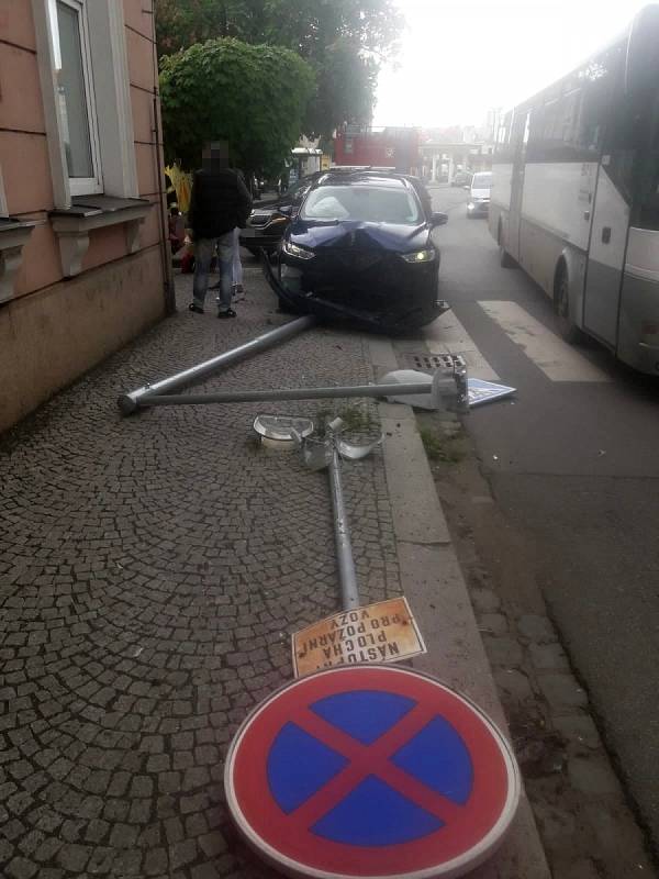 V Poděbradech osobní automobil narazil do sloupu veřejného osvětlení a dopravní značky.