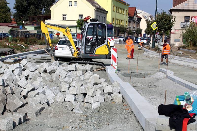 Na kruhovém objezdu v současné době probíhá především dláždění. A to jak jeho vnitřní části, tak přilehlých chodníků.