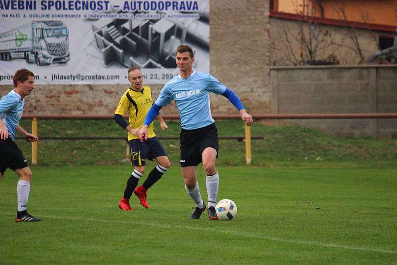 Fotbalové okresní derby I.B třídy vyhrála Sokoleč (v modrém), doma porazila Pátek jasně 5:2.