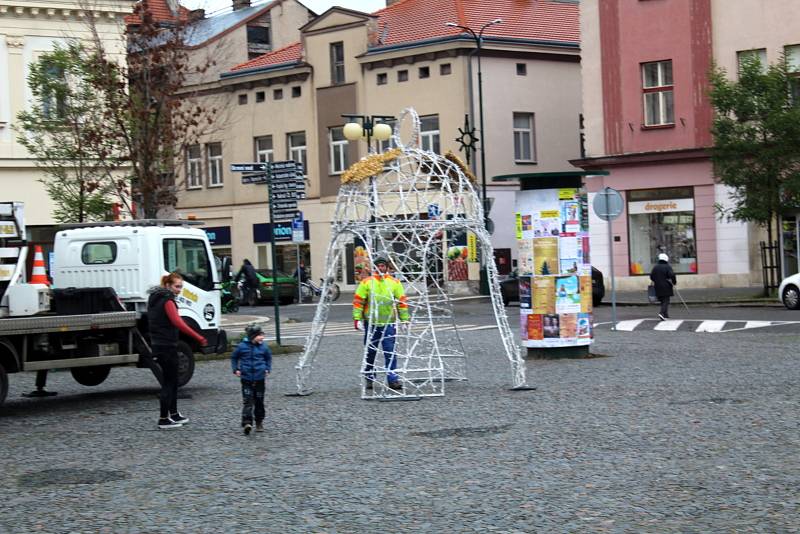 V pátek dorazil na nymburské náměstí letošní vánoční strom a v pondělí už kolem něj omotávají pracovníci technických služeb první výzdobu.