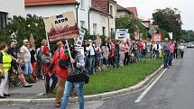 Demonstrace proti zinkovně AZOS na Zálabí.