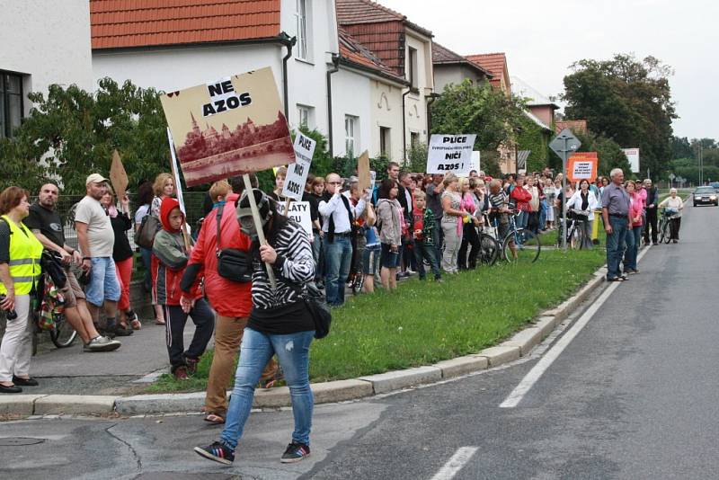 Demonstrace proti zinkovně AZOS na Zálabí.