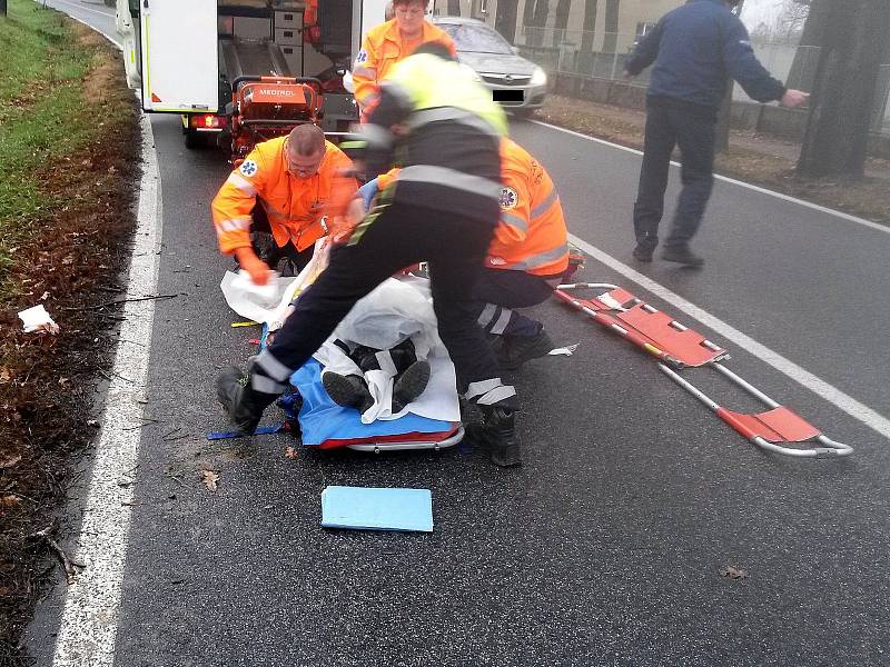 Záchranáři v akci u sražené cyklistky.