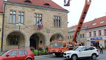 Odstranění utrženého plechu ze střechy radnice zkomplikovalo dopravu v centru Nymburka.