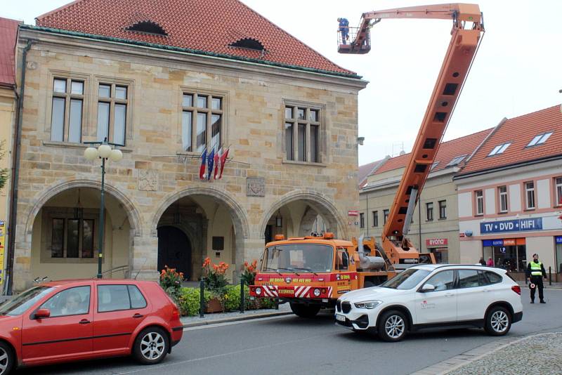 Odstranění utrženého plechu ze střechy radnice zkomplikovalo dopravu v centru Nymburka.