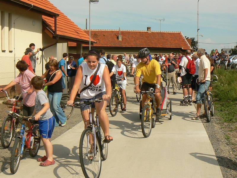 Nový úsek 1,8 km  cyklotrasy mezi Kostelní a Pískovou Lhotou ve čtvrtek slavnostně otevřeli za přítomnosti středočeské hejtmanky Zuzany Moravčíkové a zástupců zúčastněných stran včetně starostů okolních obcí. 