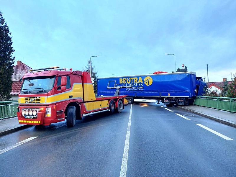 Kamion na nadjezdu v Lysé nad Labem prorazil zábradlí.