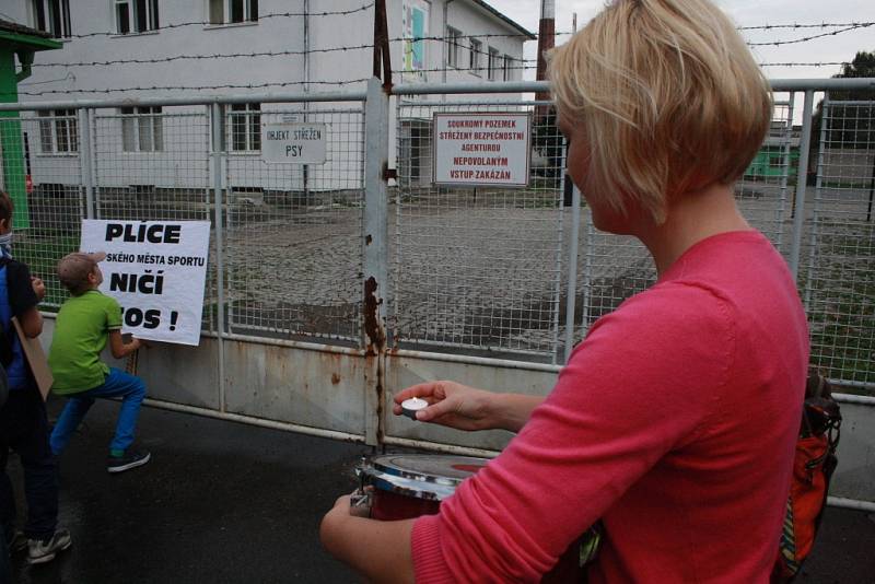 Demonstrace proti zinkovně AZOS na Zálabí.