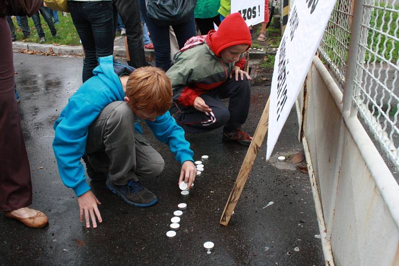 Demonstrace proti zinkovně AZOS na Zálabí.