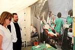 Výstava Lékařů bez hranic je na nymburském náměstí k vidění do čtvrtka.