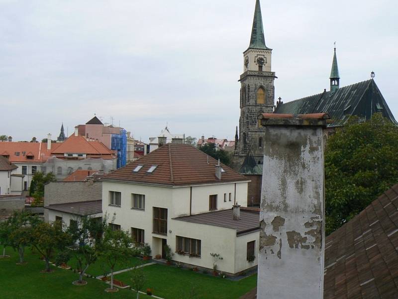 Z ochozů hradeb se návštěvníkům otevře podobný pohled, jako z občas zpřístupněné věže Kaplanky.