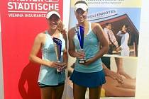 TENISTKA ANNA VRBENSKÁ (vlevo) spolu s Natalii Suk vyhrály na mezinárodním turnaji v Rakousku čtyřhru
