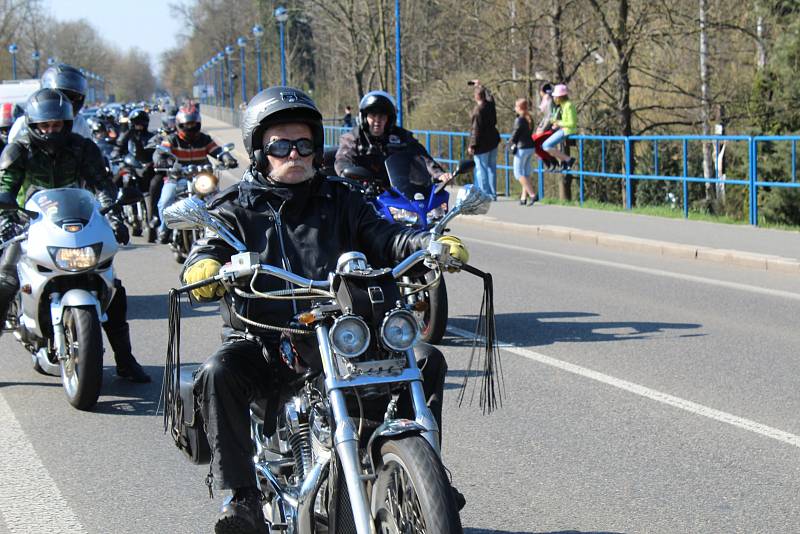 Zřejmě rekordní účast má letošní motorkářský sraz v Poděbradech, který každoročně na zahájení sezony pořádá Harley-Davidson Club Praha. Tentokrát se stroje nevešly na náměstí a kolonádu, takže pořadatelé je museli odklonit na náměstí T.G.M. a do všech při