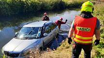 Řidič utopil ve středu 20. října 2021 auto v Mrlině. Hasiči vytahovali škodovku z řeky, při vyproštění použili těžkou techniku.