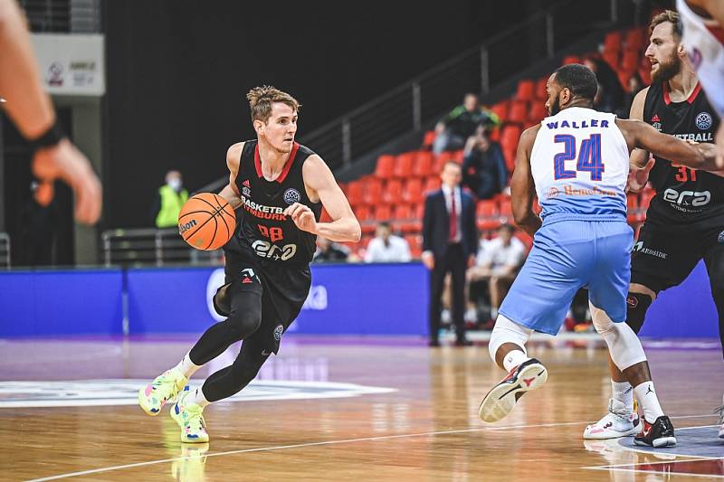 Z basketbalového utkání Ligy mistrů  Igokea - Nymburk (76:69).