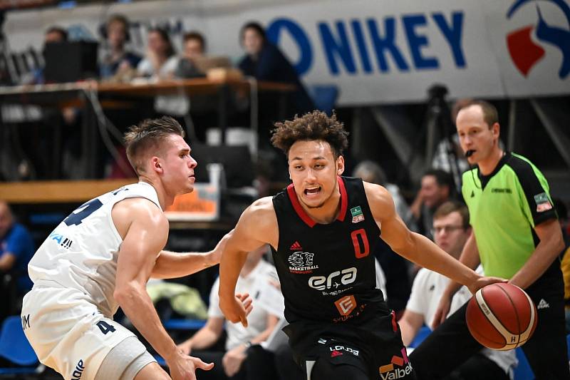 Z basketbalového utkání Kooperativa NBL Ostrava - Nymburk (75:101)