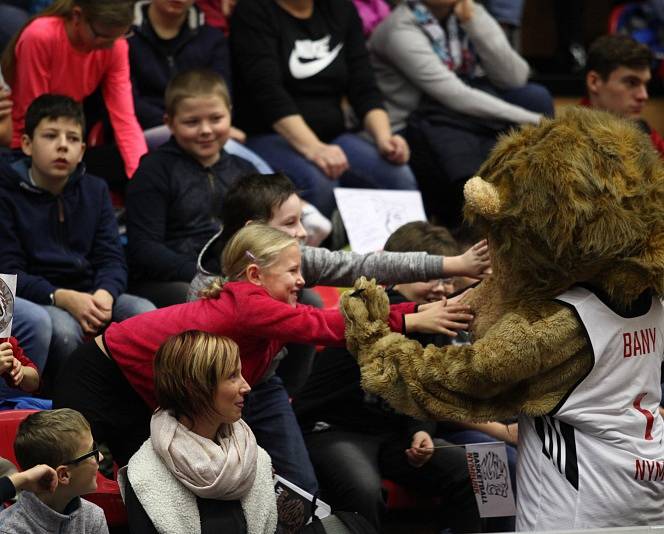 Při basketbalovém utkání Kooperativa NBL v Nymburce byl vytvořen nový rekord – nejnižší věkový průměr diváků na jednom zápase nejvyšší české basketbalové soutěže.