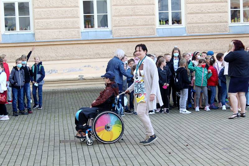 Nový školní rok začal na Základní škole Tyršova v Nymburce shromážděním před školou i testováním ve třídách.