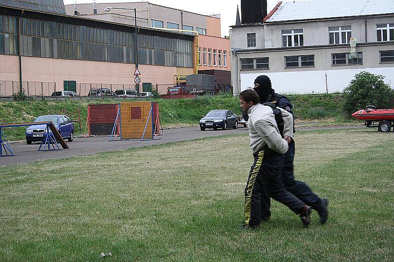 Ukázky policejní práce a techniky připravilo v pozdním odpoledni za deště pro děti Školící policejní středisko Středočeského kraje se sídlem Sadské.