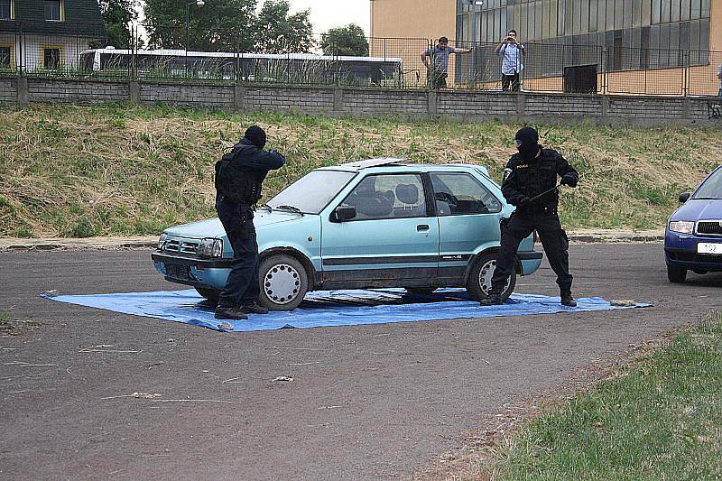 Ukázky policejní práce a techniky připravilo v pozdním odpoledni za deště pro děti Školící policejní středisko Středočeského kraje se sídlem Sadské.