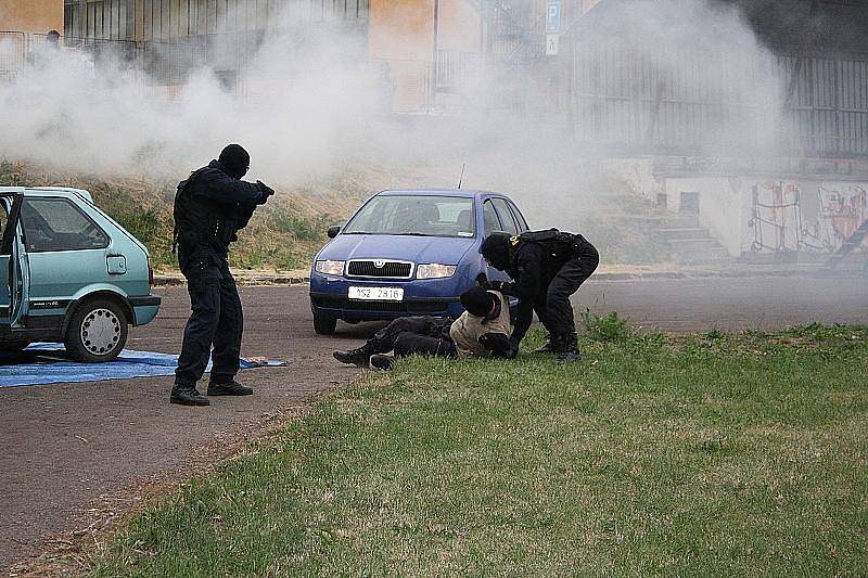 Ukázky policejní práce a techniky připravilo v pozdním odpoledni za deště pro děti Školící policejní středisko Středočeského kraje se sídlem Sadské.