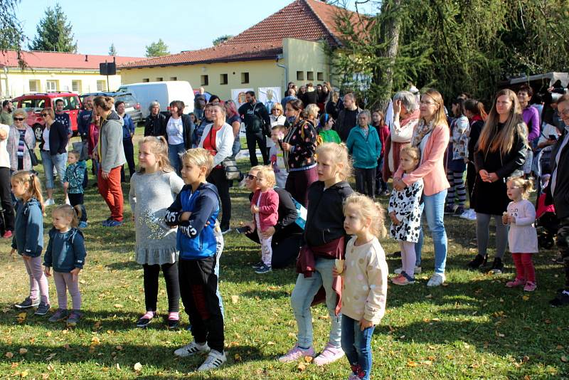 Z podzimní slavnosti v Krchlebech spojené s ukázkami lidových řemesel.