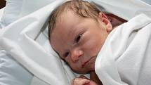 KAROLÍNKA BYLA DOPŘEDU PROZRAZENÁ. Karolína Kazdová se narodila mamince Simoně a tátovi Ondřejovi z Poděbrad 21. května 2013 ve 21.18 hodin. Předem prozrazená prvorozená holčička měřila 49 cm a vážila 3 060 g. 