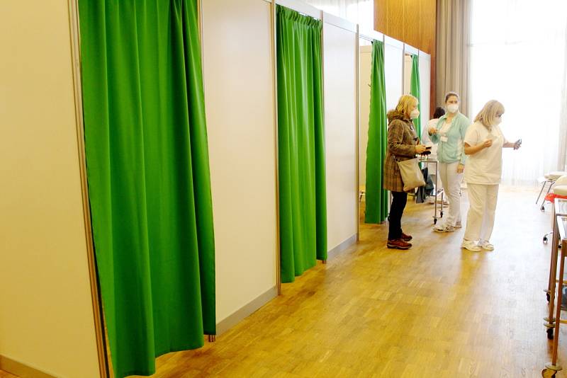 Očkovací centrum v Nymburce naočkuje po Kolíně nejvíce lidí v kraji za týden.