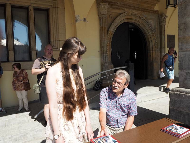 Ze křtu knihy Nymburský „Uličník“ a následné autogramiády autora Jana Řehounka.