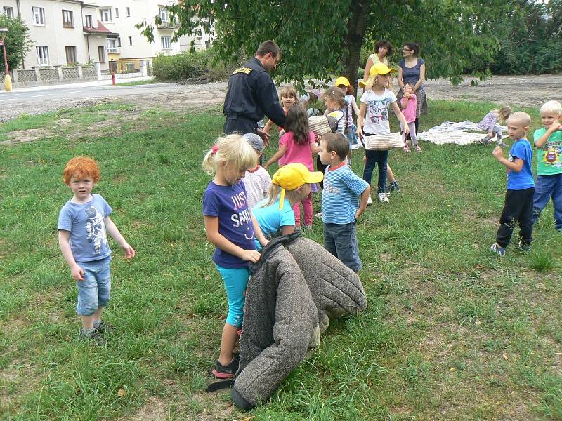 Psovod Ladislav Hořejší s Omanem před dětmi z Mateřského centra v Poděbradech