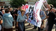 Zastávka Andreje Babiše v pondělí večer na poděbradském náměstí se nesla ve znamení hlučných a bouřlivých protestů. Přibližně padesát odpůrců bývalého premiéra dorazilo s  nesouhlasnými transparenty, megafony a píšťalkami.
