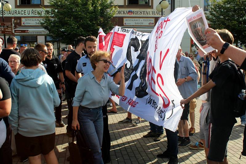 Zastávka Andreje Babiše v pondělí večer na poděbradském náměstí se nesla ve znamení hlučných a bouřlivých protestů. Přibližně padesát odpůrců bývalého premiéra dorazilo s  nesouhlasnými transparenty, megafony a píšťalkami.