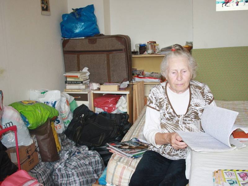 Osmdesátiletá Shaer Etti už brzy nebude muset bydlet v této místnosti.