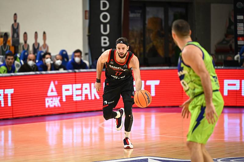 Z basketbalového utkání Ligy mistrů Sassari - Nymburk (73:91)