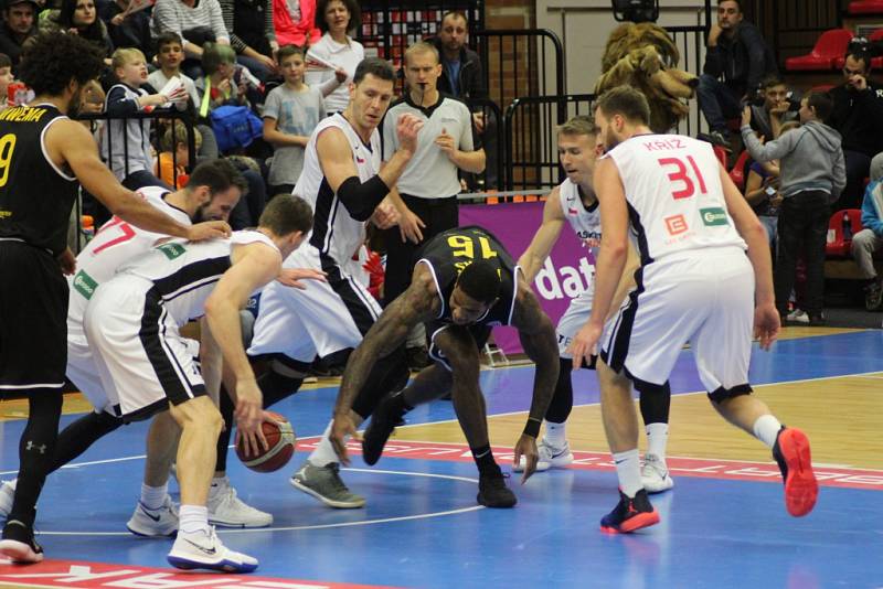 Z basketbalového utkání Ligy mistrů Nymburk - Oostende (86:72)